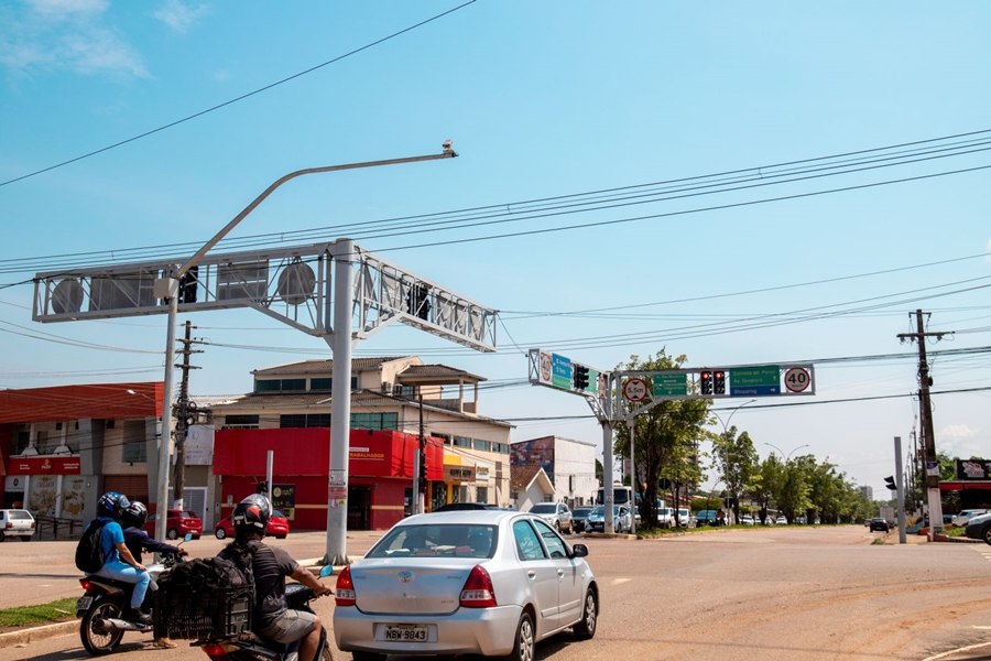 MONITORAMENTO: Prefeitura inicia instalação de câmeras em semáforos, em convênio com Detran