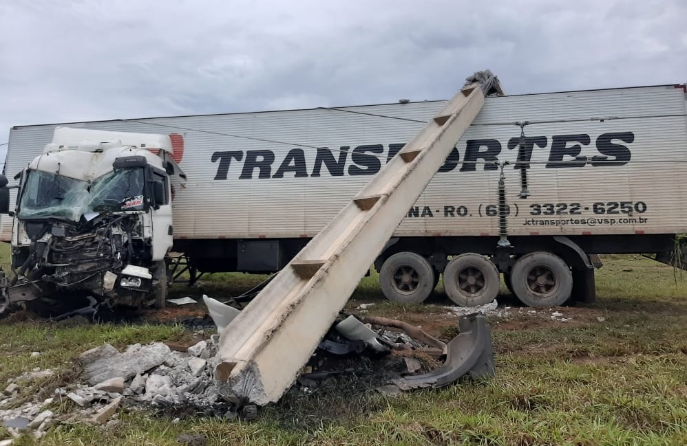 IMPACTO: Caminhão baú derruba poste na BR-364 e deixa mais de 5 mil pessoas sem energia