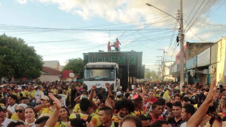 Bombeiros fazem operação para garantir segurança no carnaval