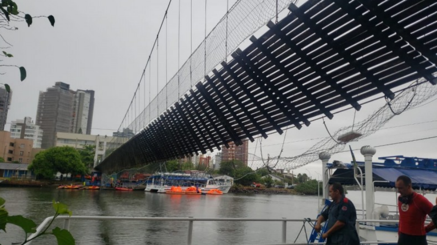 PESO: Ponte entre o Rio Grande do Sul e Santa Catarina cai com 100 pessoas