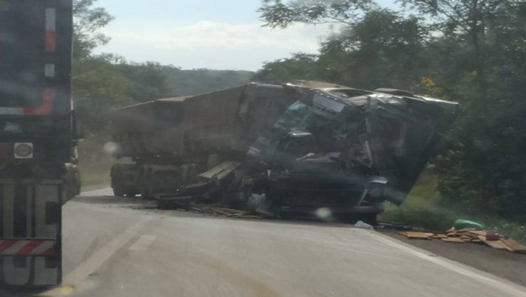 ESCAPOU: Choque entre carretas interditou rodovia entre as cidades de Vilhena e Comodoro