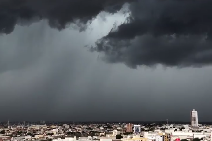 PREVISÃO DO TEMPO: Nuvens carregadas mantém alta possibilidade de chuva em Rondônia