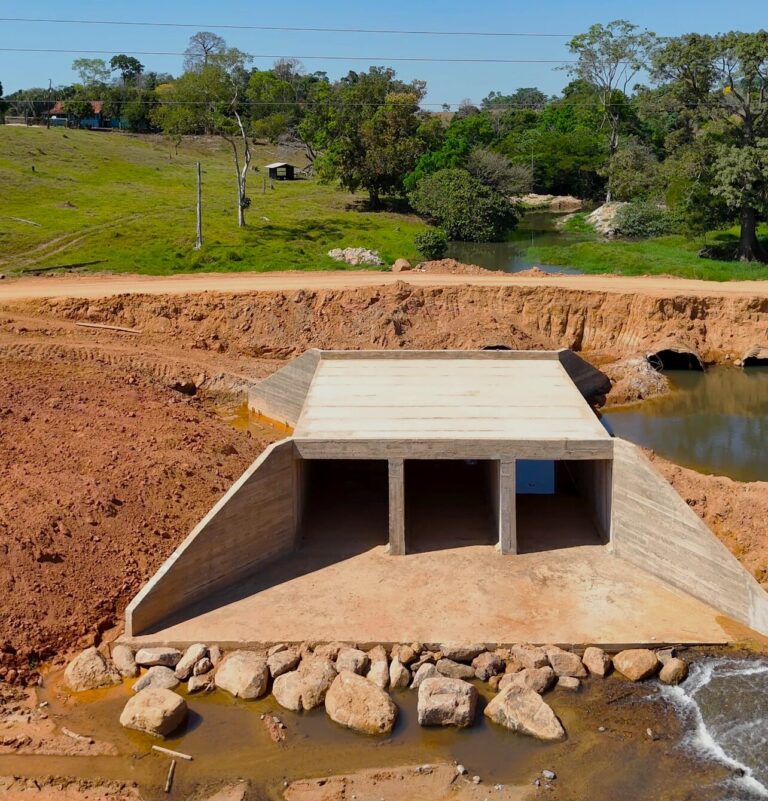 ESCOAMENTO PLUVIAL: Governo de RO executa construção de galeria de concreto e aço na RO-466