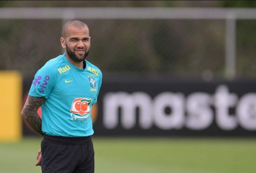 'BASTA': Jogador Daniel Alves rebate acusação de assédio sexual