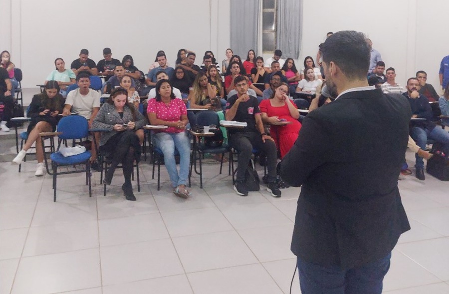 ENCONTRO: Acadêmicos participam de debate sobre visitas íntimas em presídios