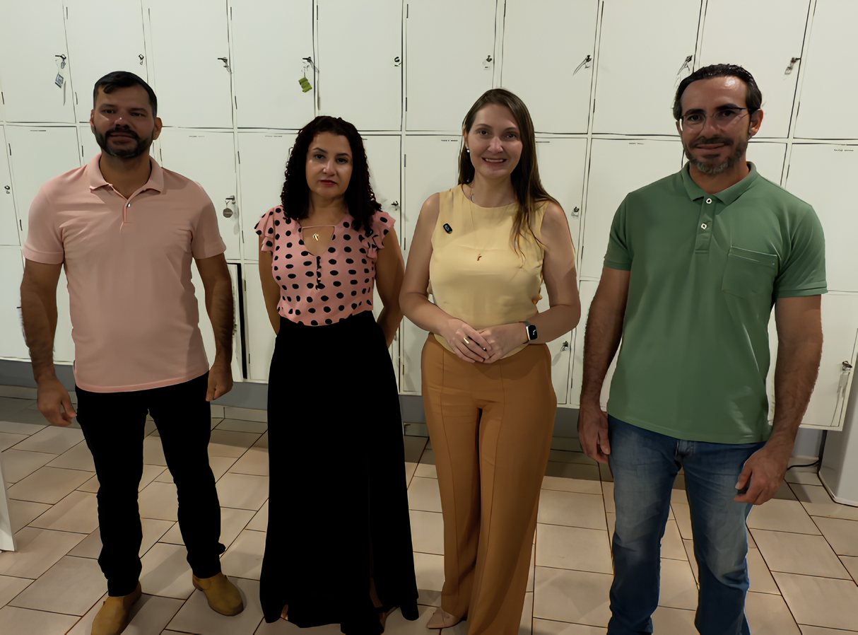 LEBRINHA: Deputada acompanha entrega de móveis na Escola Regina