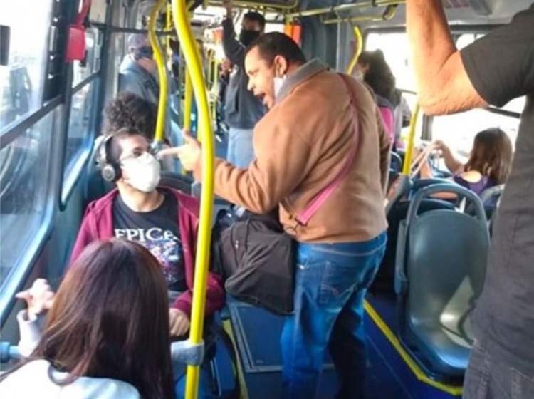 PANDEMIA: Vendedor sem máscara dentro de ônibus provoca confusão 