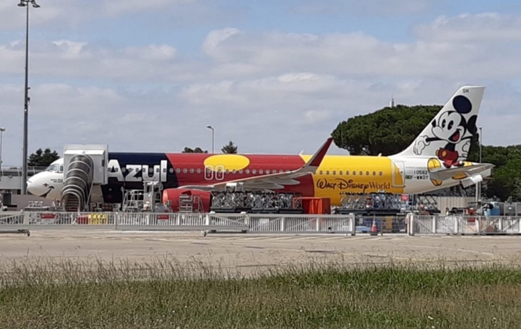 CELEBRAÇÃO: Avião da Azul em homenagem a Disney é flagrado em Toulouse