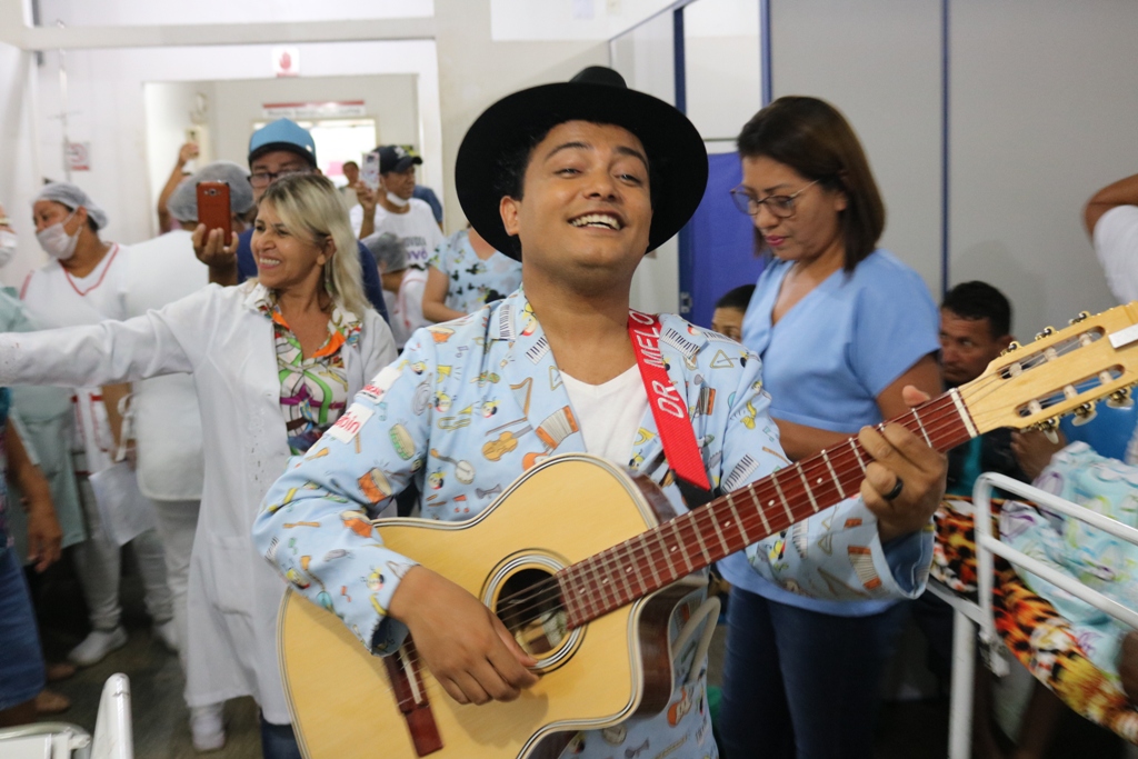 MUSICOTERAPIA: Dr. Melodia usa a música como “remédio” em visita ao João Paulo II e Cemetron