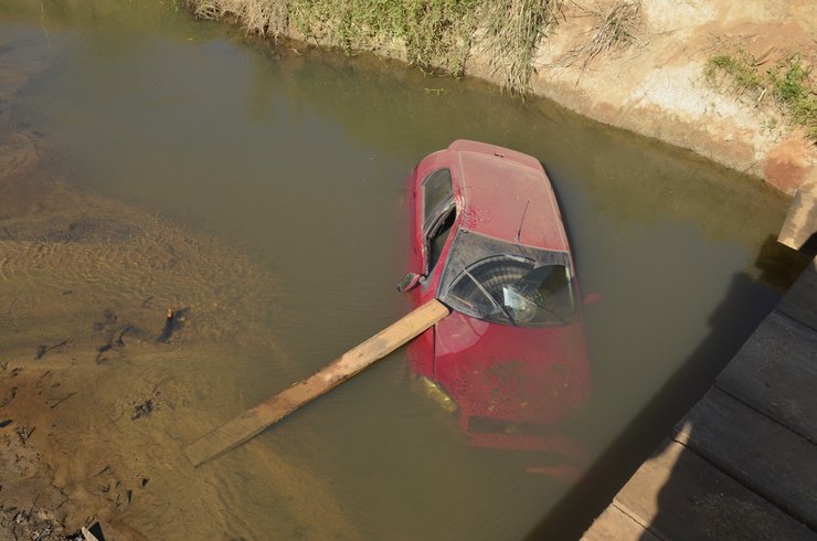 JARU: Veículo de pequeno porte cai em ponte da linha 627