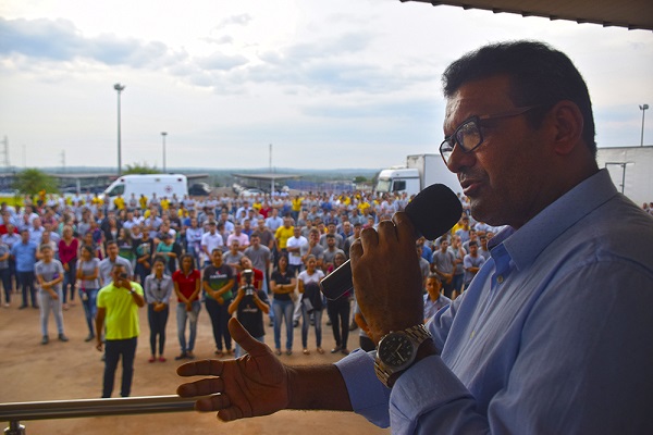 Pimenta de Rondônia fala para operários em sua terra de origem