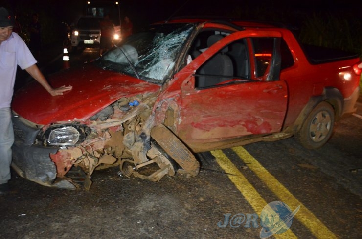 IMPACTO: Motorista tenta fazer ultrapassagem proibida e bate em caminhão