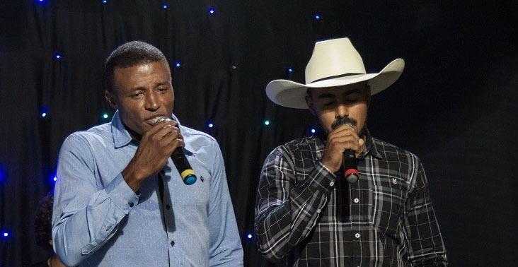 Dupla finalista de “Você é Show” se apresenta no programa do Ratinho