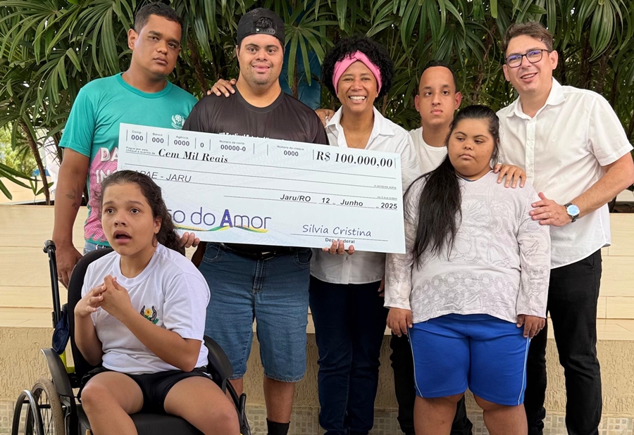 SILVIA CRISTINA: Deputada participa da entrega de R$ 100 mil à Apae de Jaru