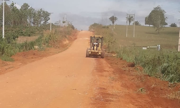 INDICAÇÃO DE ANDERSON: DER realiza serviços de limpeza e patrolamento em trecho da RO-010