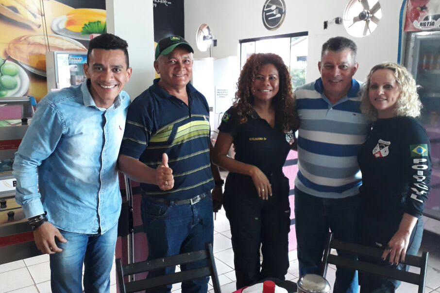 Edson Martins acompanha entrega de carteiras de identidade