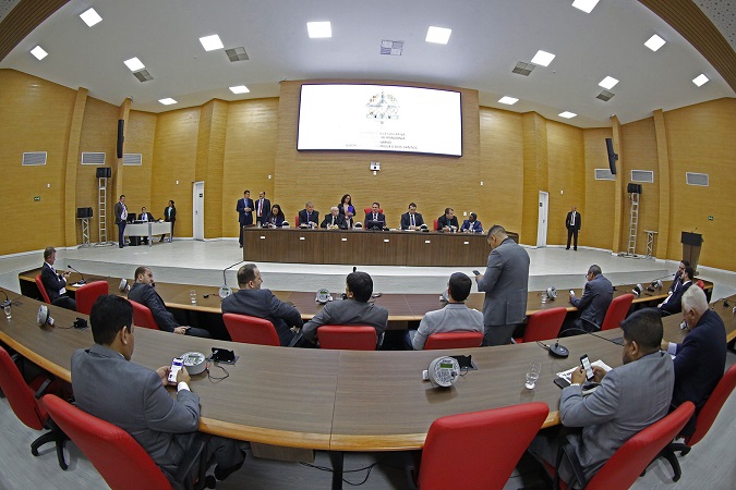 AUXÍLIO: Deputados derrubam veto do executivo e concedem bônus natalino