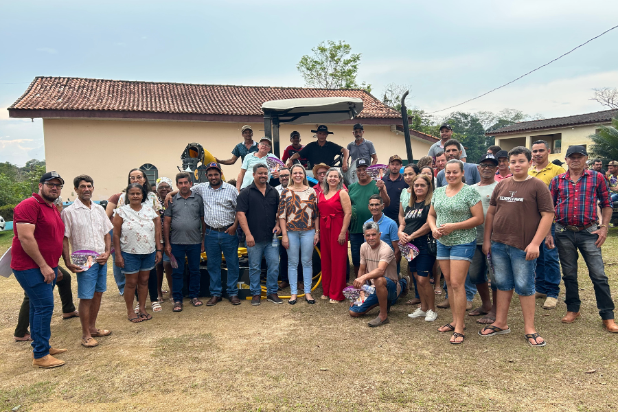 TEIXEIRÓPOLIS: Associação de produtores recebem equipamento para silagem