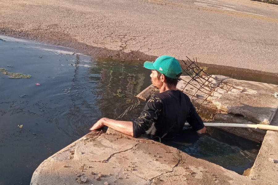 CENA DA CIDADE: Moradores desentopem bueiro por conta própria em bairro da capital 