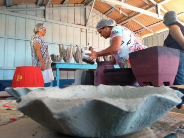 APRENDIZADO: Produtoras rurais participam de curso para fabricação de cerâmica