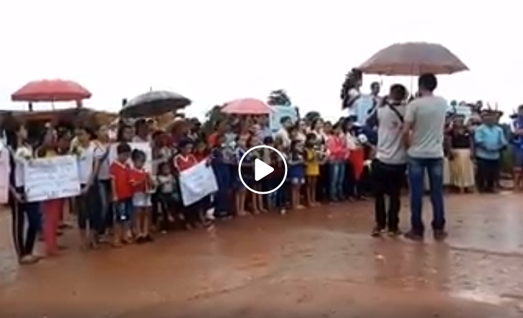 NA RODOVIA: Alunos e comunidade cantam Hino Nacional em protesto na BR-364 em Extrema