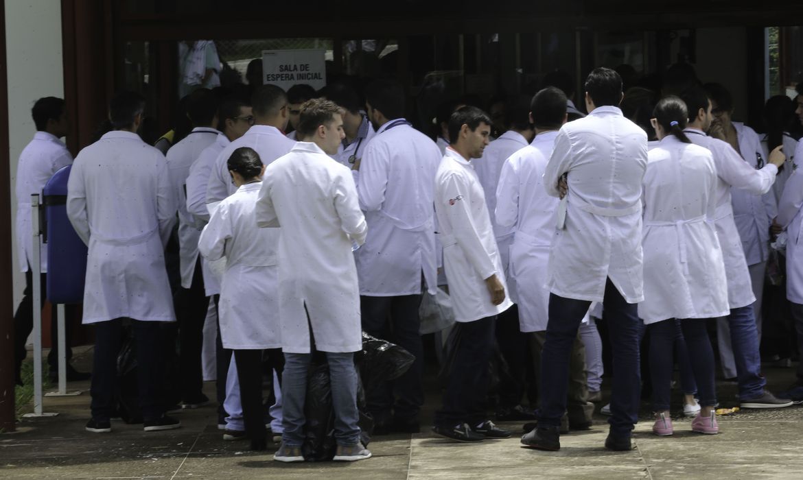 REFORÇO: Estudantes da área de saúde vão poder atuar no combate ao Covid-19