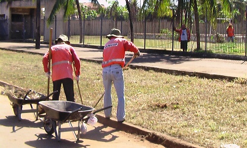 Prefeitura limpa propriedade particular onde fará entrega de escrituras nesta segunda-feira