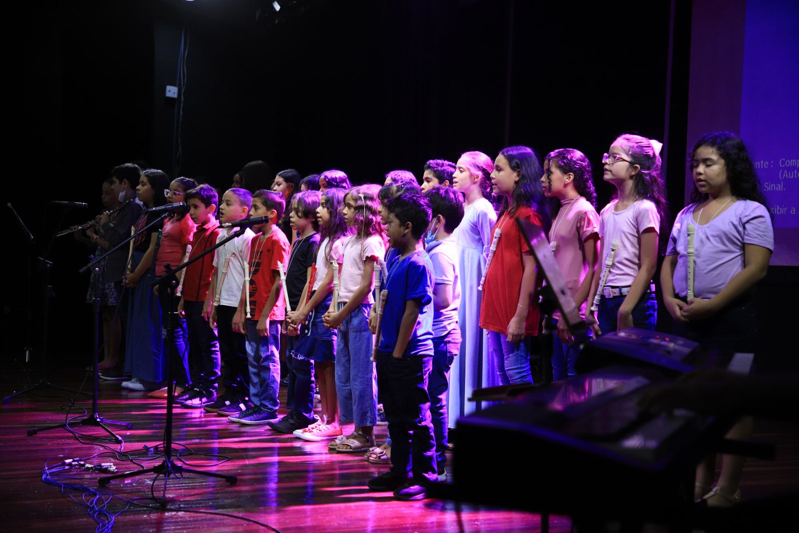 TEATRO BANZEIROS: Recital do Centro Municipal de Arte e Cultura Escolar Som na Leste 
