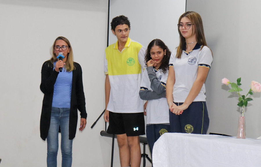 HOMENAGEM: Alunos que atingiram nota mil nos simulados de redação são presenteados