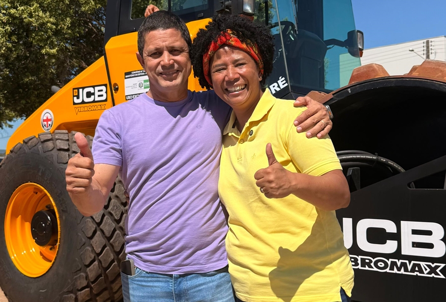 SILVIA CRISTINA: Deputada entrega rolo compactador em Mirante da Serra   