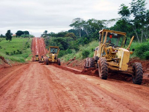 Cerca de 300 máquinas na recuperação de estradas em todo o Estado