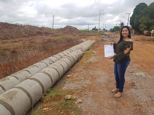 MELHORIAS: Cristiane Lopes fiscaliza obras de drenagem na rua Raimundo Cantuária