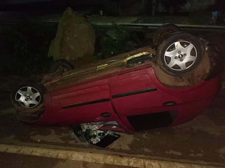 GRAVE: Motorista capota automóvel na BR-364 e foge antes da chegada da polícia