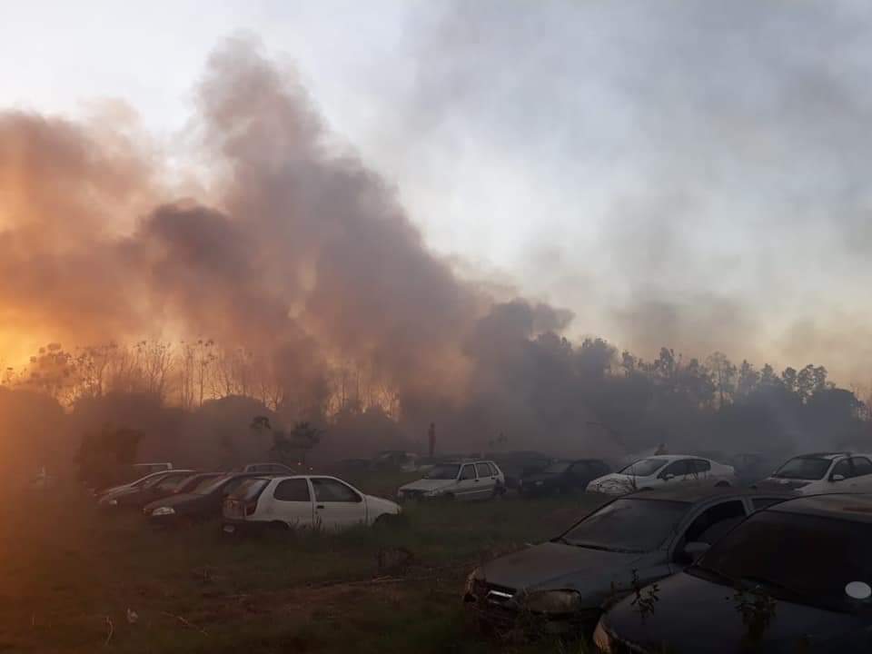 VÍDEO: Incêndio destrói veículos apreendidos em pátio da Polícia Civil da capital