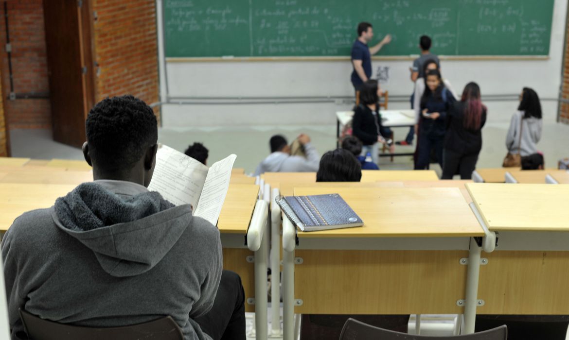 ALÍVIO: Estudantes com Fies podem suspender pagamentos até o fim da pandemia