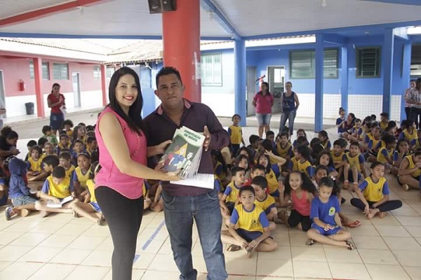 EDUCAÇÃO INFANTIL: Cristiane Lopes entrega Constituição em Miúdos nas Escolas Municipais