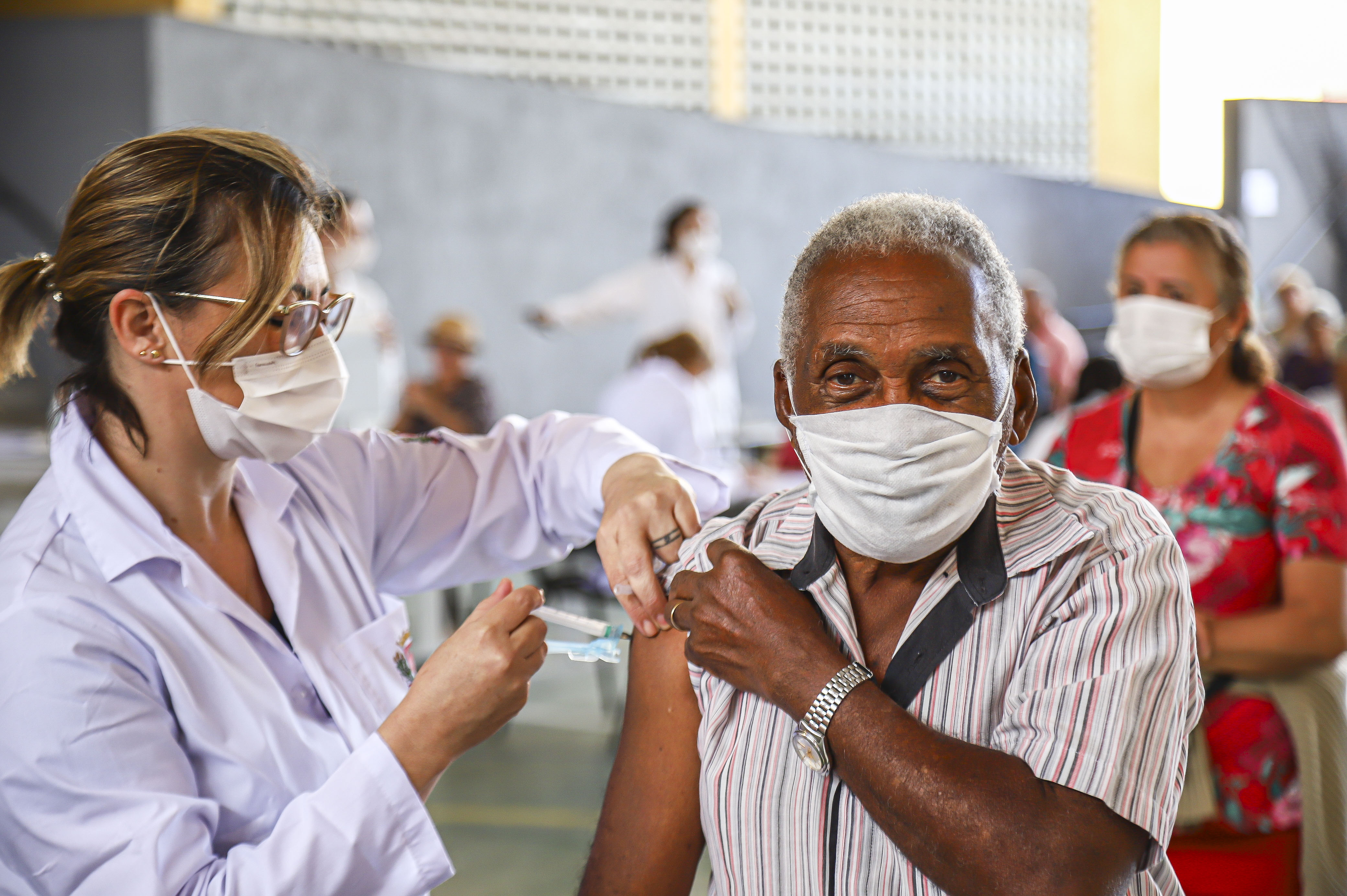 VACINAÇÃO: Pessoas acima de 75 anos, profissionais de saúde e indígenas serão os primeiros imunizados