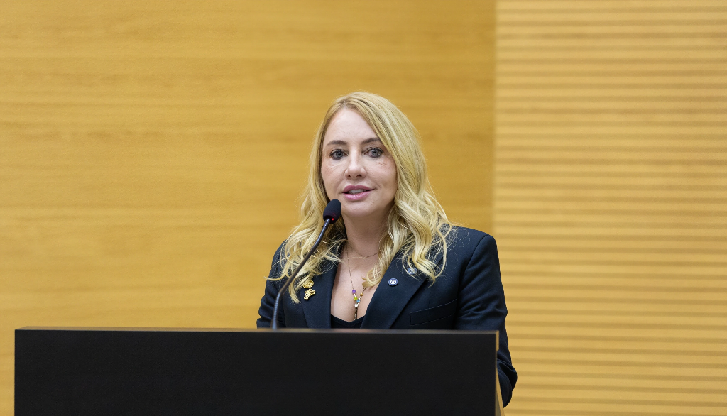 IEDA CHAVES: Deputada garante leis para a saúde, a causa animal e a defesa das mulheres