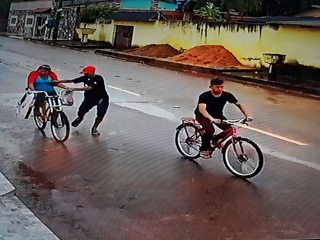 REVOLTANTE: Dupla é filmada derrubando mulher de bicicleta durante roubo - VÍDEO