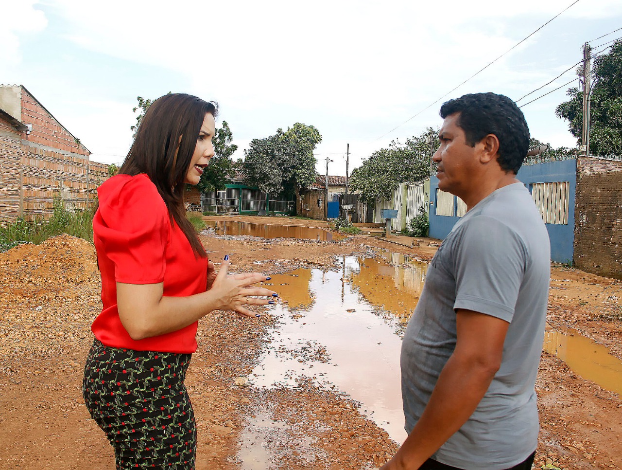 Cristiane Lopes verifica obras de drenagem paradas no bairro Cohab