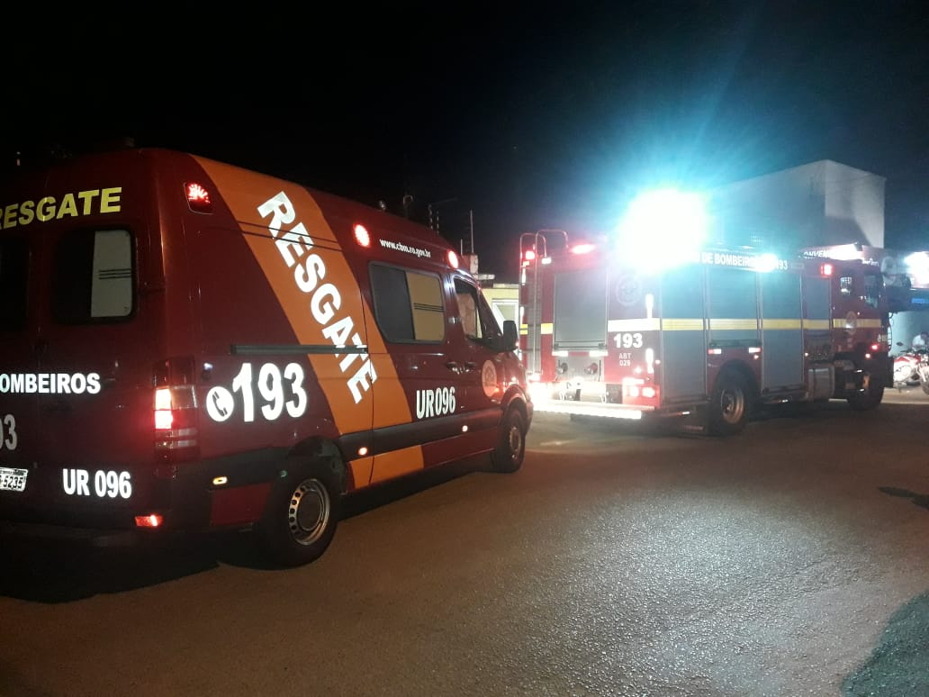 FOGO: Princípio de incêndio em residência mobiliza equipes do Corpo de Bombeiros