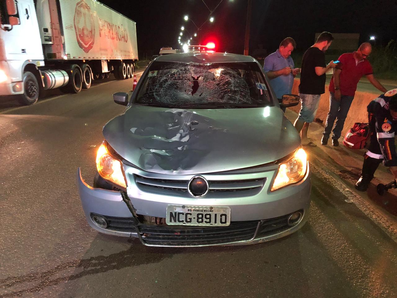 ATROPELAMENTO: Andarilho se joga na frente de carro e fica gravemente ferido