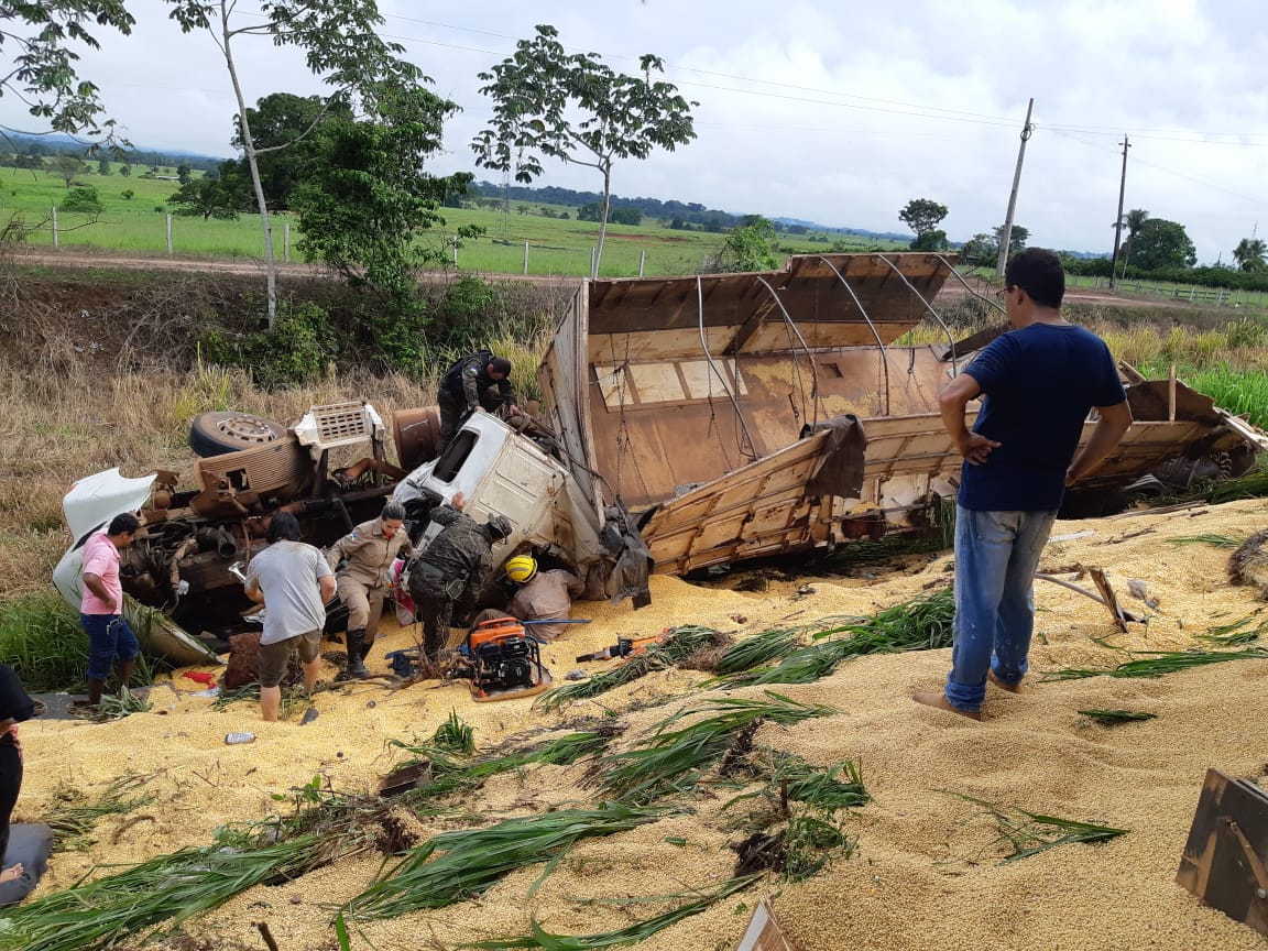 SOFRIMENTO E MORTE: Motorista fica horas preso em ferragens de carreta e morre após acidente na BR-364