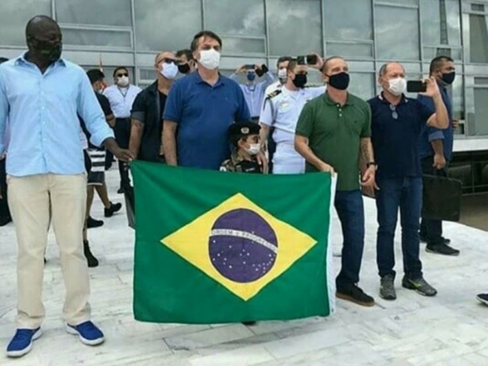 ATO: Coronel Chrisostomo ao lado de Bolsonaro em manifestação no DF