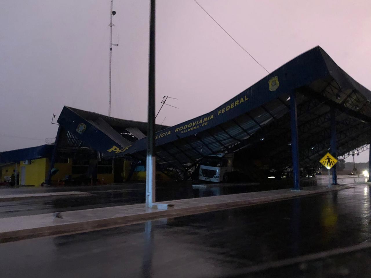 TEMPESTADE: Forte ventania derruba cobertura da PRF em cima de carreta