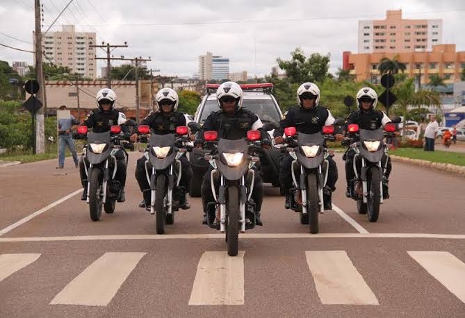 OPERAÇÃO DA PM: Motociclista é preso ao ser flagrado em blitz com pistola 380 na cintura