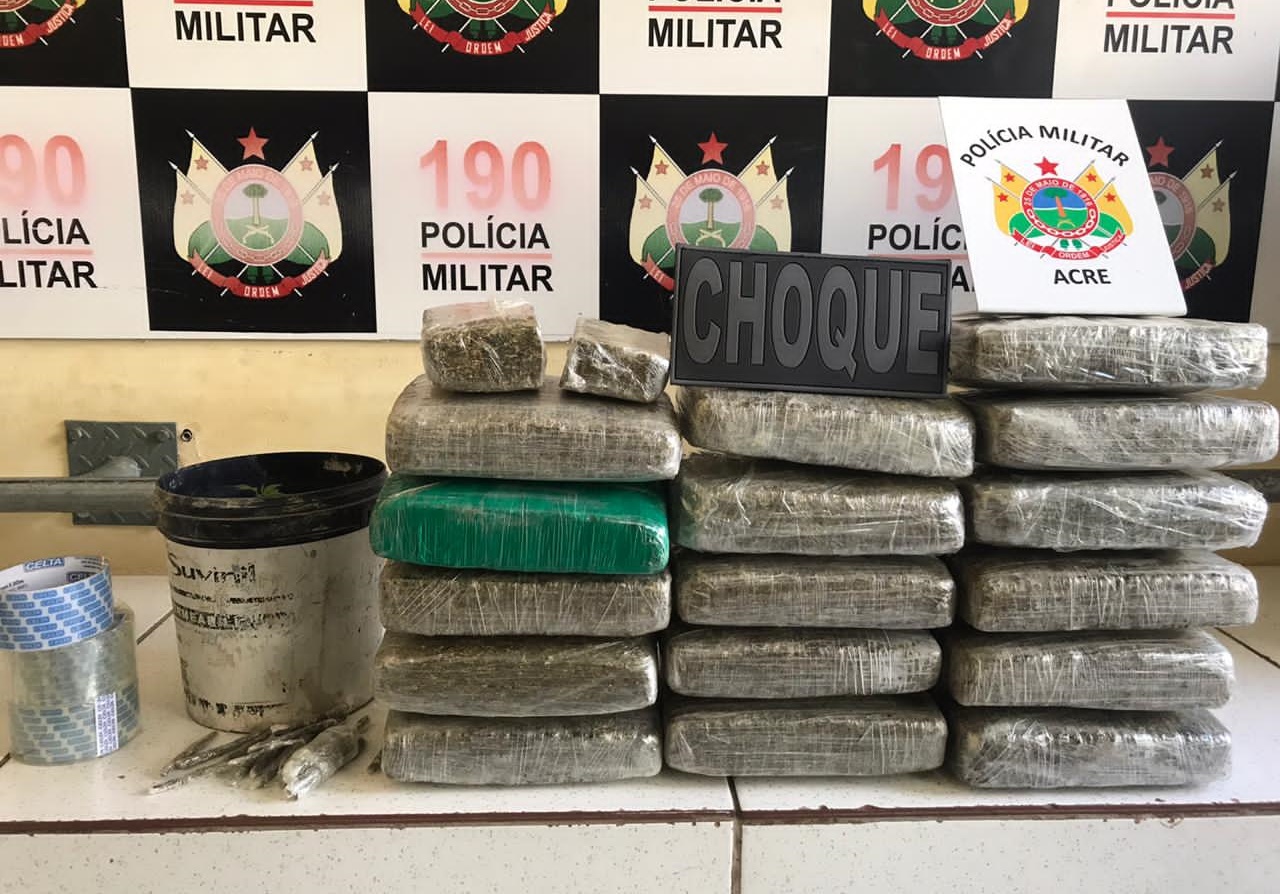 CAIU: Traficante é preso com quase 18 kg de maconha em residência