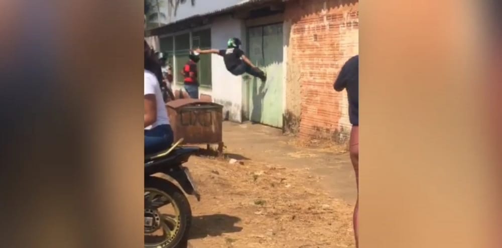 REVOLTADOS: Amigos de motoboy de delivery assassinado causam destruição na casa de acusado do crime