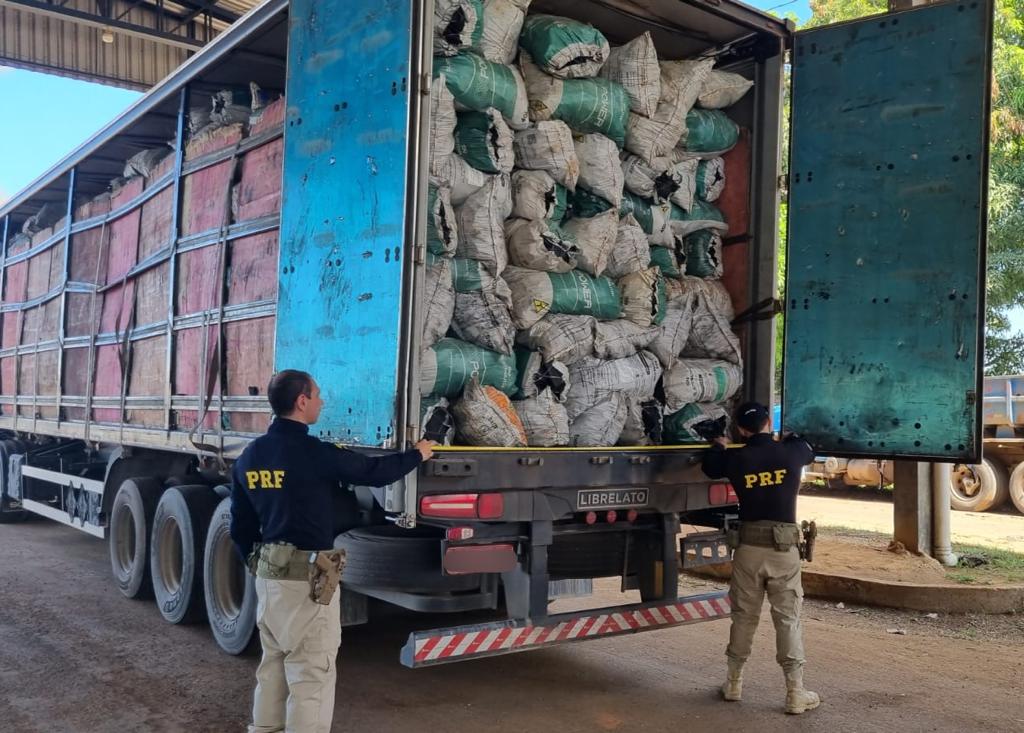 TRANSPORTE ILEGAL: PRF apreende sacas de carvão e madeiras durante operação em Rondônia 