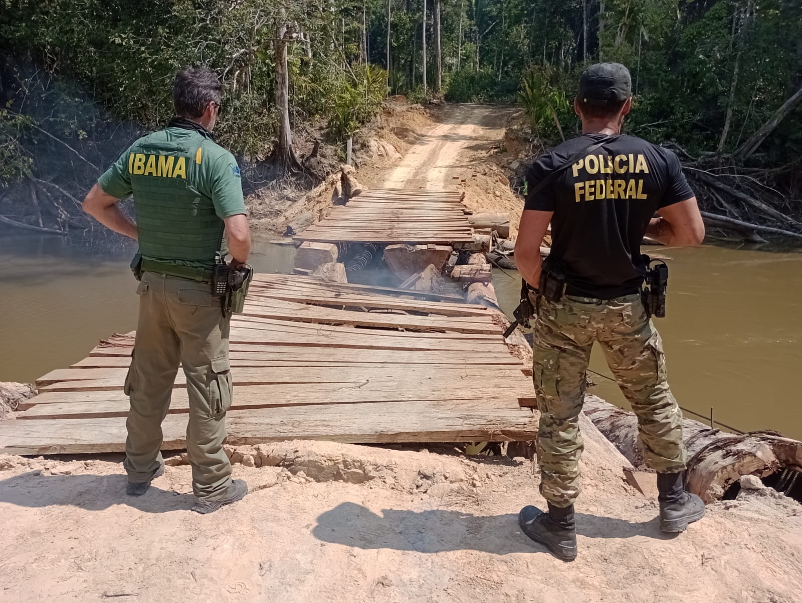 SALVE KARIPUNA: PF e Ibama destroem ponte usada por invasores e garimpeiros em Terra Indígena 